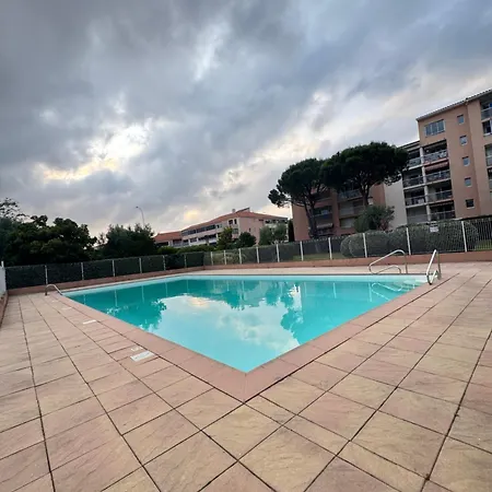 Dans Avec Piscine Et Tennis Lägenhet Fréjus