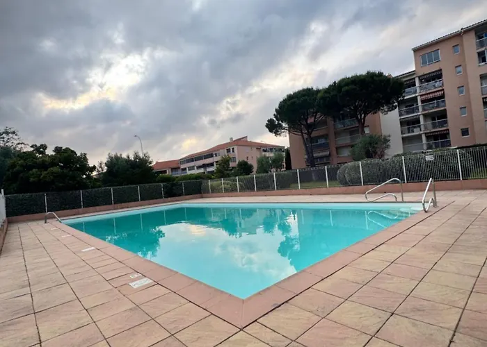 Dans Avec Piscine Et Tennis Apartment Fréjus